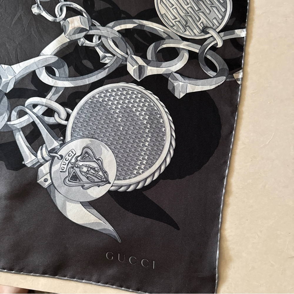 Gucci Dark Gray and Silver Chain Pattern Scarf - Picture 5 of 14